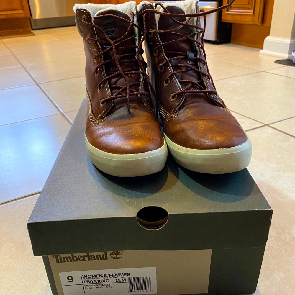 EUC Timberland sneakers size 9 brown